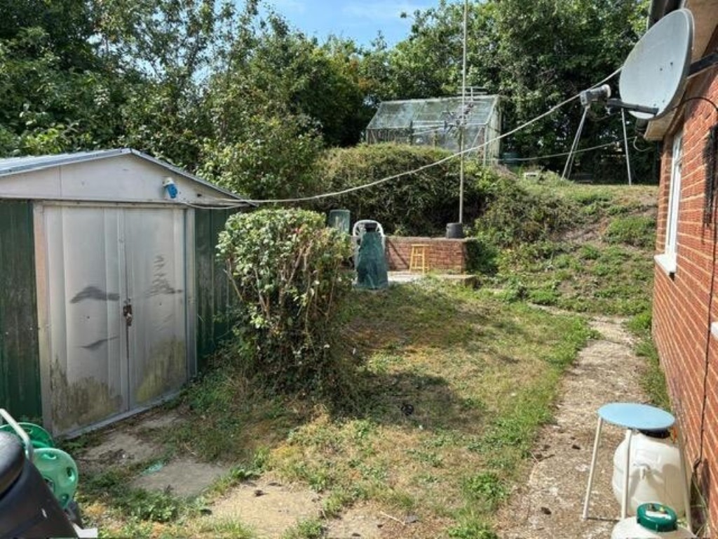 Lot: 7 - DETACHED BUNGALOW ON A PLOT WITH POTENTIAL - Rear garden with shed